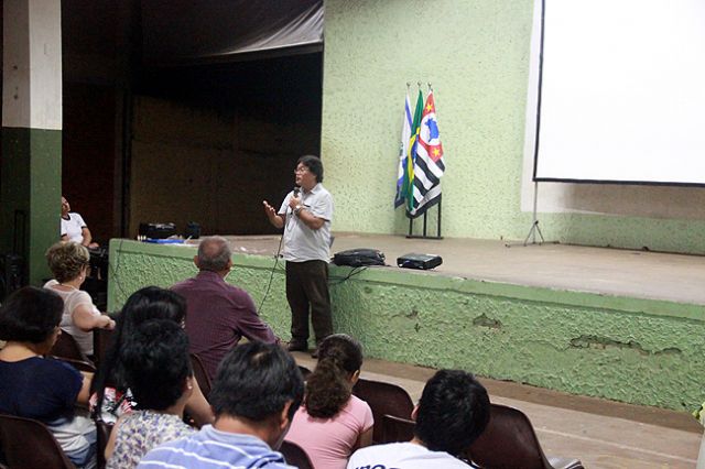 Dr. Charles Durante discurso aos alunos, professores e pais presentes no evento. Foto: Divulgação/Prefeitura