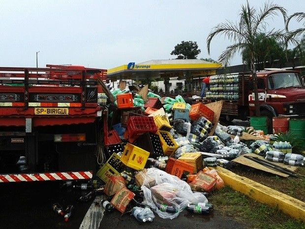 Caminhão e carga ficaram tombados na alça de acesso de posto (Foto: Divulgação/Polícia Rodoviária)