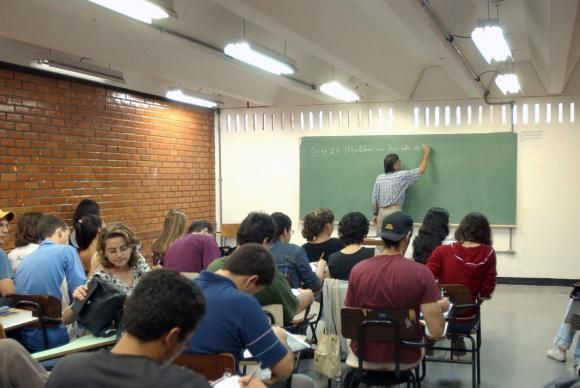 O Ideb nacional do ensino médio ficou em 3,7 em 2015, patamar em que está desde 2011Arquivo/Agência Brasil