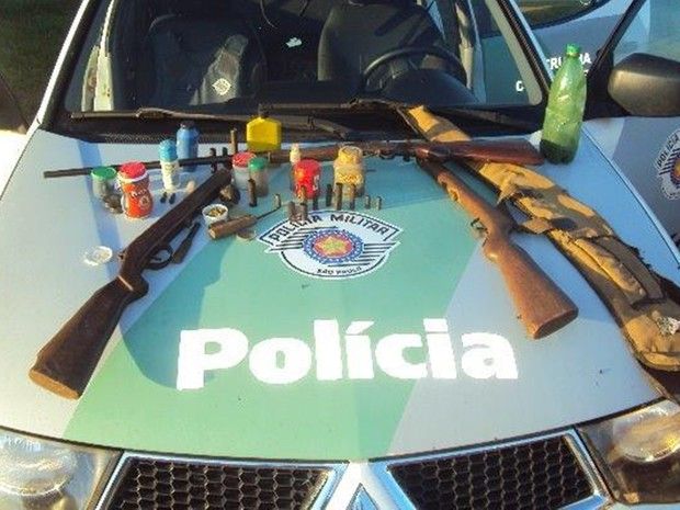 Armas, facas e celuares foram apreendidos por policia durante operação (Foto: Divulgação / Polícia Ambiental)