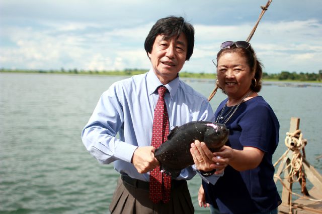 Jamil e a presidente da Colônia dos Pescadores, Laurice Yoko Arita, mostra peixe Pacú criado em tanque de piscicultura , Foto: Divulgação/Prefeitura