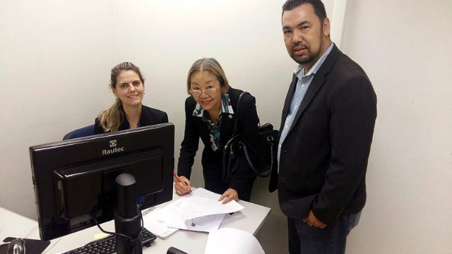 Tamiko durante assinatura de renovação de convênio, em São Paulo, com a coordenadora de Políticas de Empreendedorismo, Cristina Faquinelli. Foto: Divulgação/Prefeitura