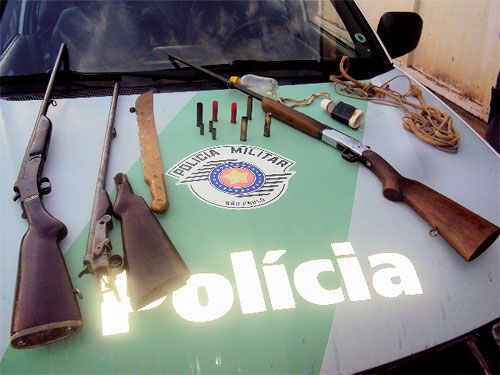 Envolvidos pagaram fiança após serem detidos; material de caça foi apreendido pela polícia. Foto: Polícia Ambiental - Divulgação