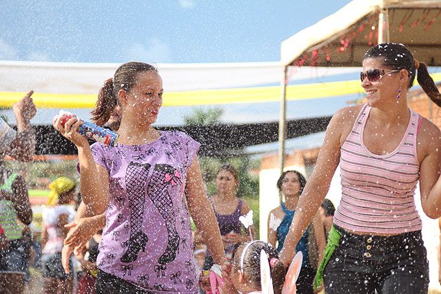 Foliões se divertem com matinê de carnaval em Andradina - -