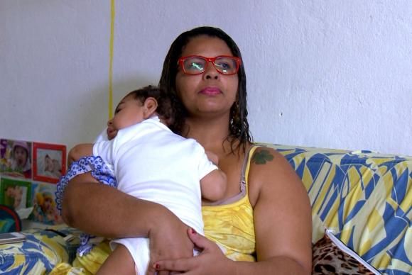 Elaine Michele, moradora de São Lourenço da Mata (PE), foi infectada pelo vírus Zika durante a gravidez e teve um bebê com microcefaliaImagens/ TV Brasil