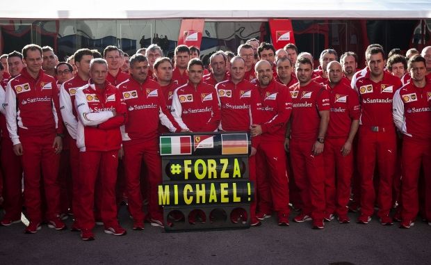 No primeiro dia de treinos em Jerez de la Frontera, a equipe da Ferrari se reuniu para prestar homenagem ao seu maior campeão.