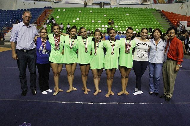 Prefeito Jamil, primeira-dama, Márcia Ono e secretário da SELJ, José Henrique Pastorelli com equipe campeã da ginástica rítmica . Foto: Divulgação