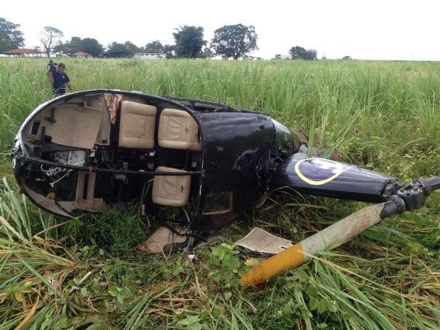 Helicóptero caiu na madrugada de domingo em Buritama (Foto: Patrick Lima/ TV TEM)