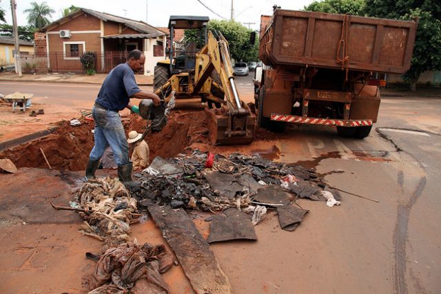 Lixo em rede de galerias pluviais provoca entupimento que obrigou equipe de obras a romper asfalto. Foto: Divulgação/Prefeitura
