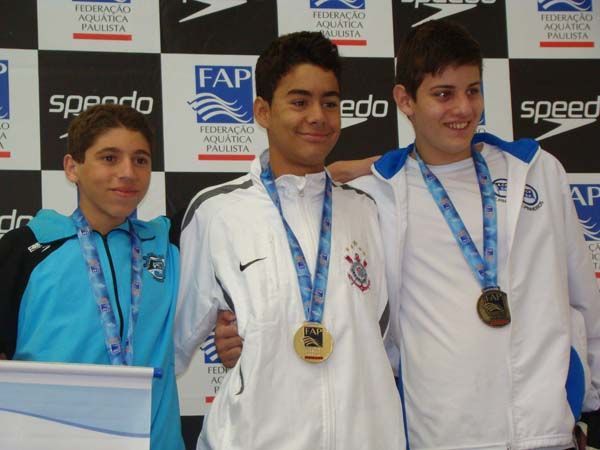 Recentemente Vitor (centro)  ganhou o campeonato paulista. Foto: Divulgação