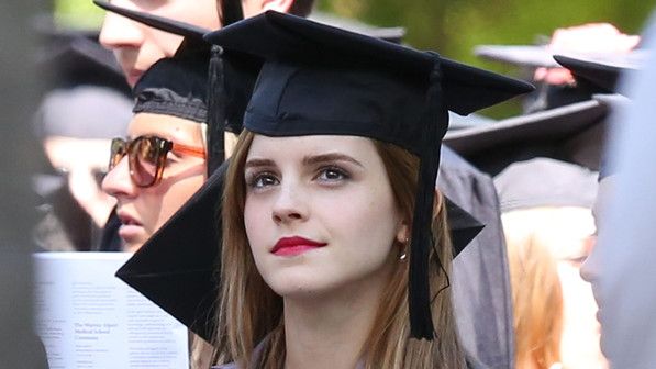 Grosby Group (A atriz Emma Watson durante sua formatura na Universidade)
