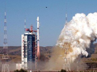 O foguete chinês Chang Zeng 4B, que lançou o satélite sino-brasileiro ao espaço. Foto: Divulgação