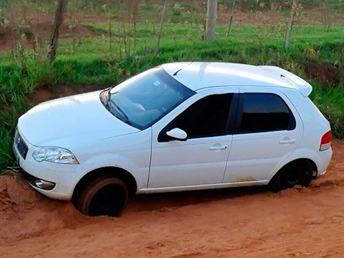 Veículo foi encontrado abandonado em uma estrada de terra; acusado do crime tentou fugir a pé. Foto: Polícia Militar/Divulgação 