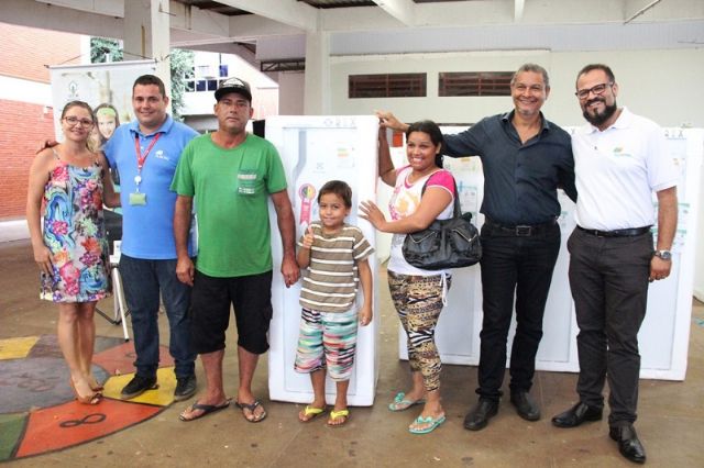 Entrega de 350 refrigeradores novos beneficia famílias cadastradas na Promoção e Assistência Social visando à economia de energia na renda mensal. Foto: Divulgação/Prefeitura 
