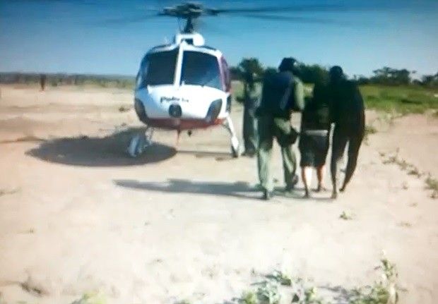 Vítimas foram resgatadas com a ajuda do helicóptero Águia (Foto: Reprodução / TV TEM)