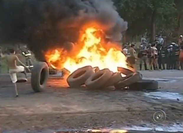 Moradores colocam fogo em pneus durante protesto (Foto: Reprodução / TV TEM)