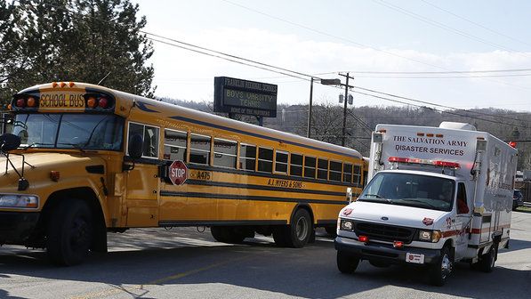 Ambulância chega na Franklin Regional Senior High School, na Pensilvânia (AP)