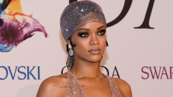 Em ‘Oscar da moda’, Rihanna prefere desfilar (quase) nua - A cantora Rihanna no prêmio de moda CFDA Fashion Awards (Grosby Group) Em ‘Oscar da moda’, Rihanna prefere desfilar (quase) nua - A cantora Rihanna no prêmio de moda CFDA Fashion Awards (Grosby Group)
