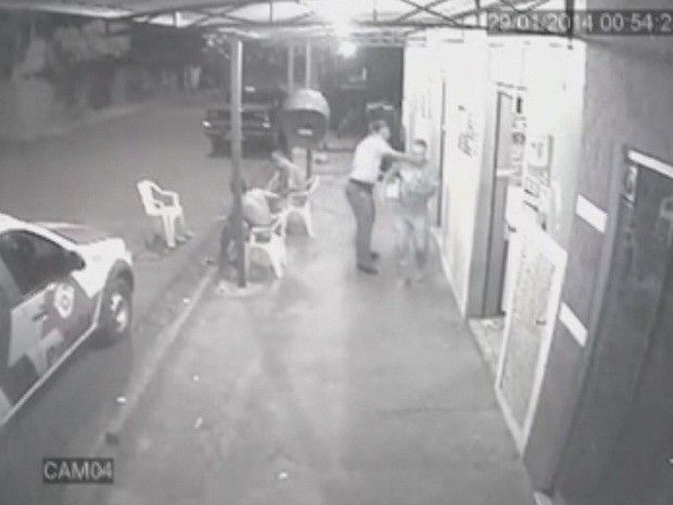 “Não entendo motivo da agressão”, diz comerciante agredido por policial - Imagem mostra policial agredindo homem em bar (Foto: Reprodução/TV TEM) “Não entendo motivo da agressão”, diz comerciante agredido por policial - Imagem mostra policial agredindo homem em bar (Foto: Reprodução/TV TEM)