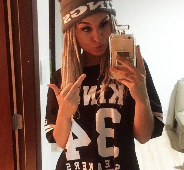Fernanda Lacerda faz gesto obsceno após ter número divulgado / Divulgação/Instagram