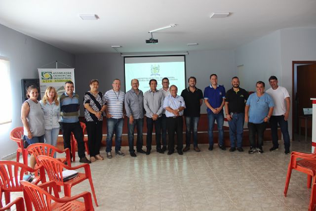 Encontro discutiu a implementação do Sistema de Comercialização Agrári. Foto: Secom/Andradina