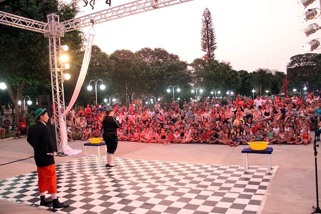 O Governo de Andradina através da Secretaria de Cultura realizou na noite da última quinta-feira (22) mais um grande espetáculo circense em parceria com o Circuito Cultural Paulista, na praça Moura Andrade. Foto: Divulgação/Prefeitura