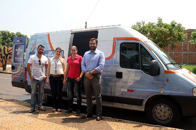 Equipe do Governo de Andradina e Posto Sebrae de Atendimento ao Empreendedor durante atendimento de unidade móvel. Foto: Divulgação/Prefeitura