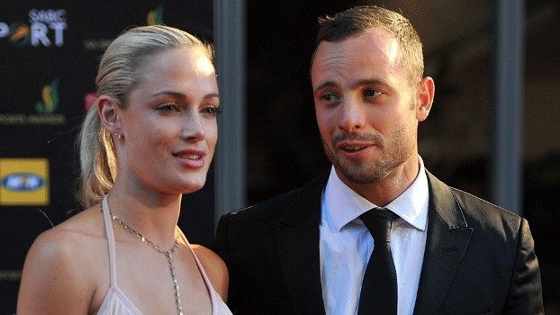 A modelo Reeva Steenkamp e o namorado Oscar Pistorius juntos, em foto de novembro de 2012