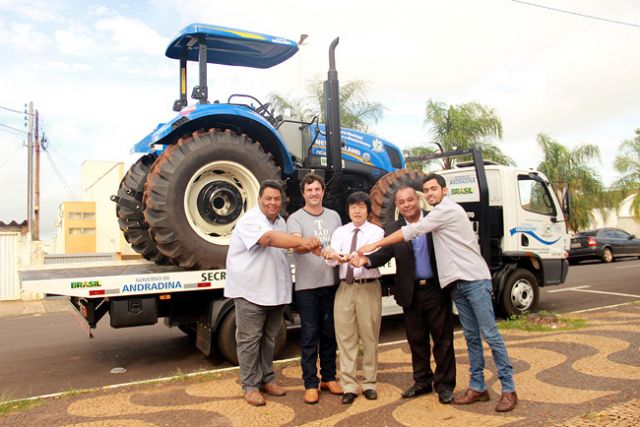 Prefeito Jamil recebe chaves de caminhão prancha e trator . Foto: Divulgação/Prefeitura