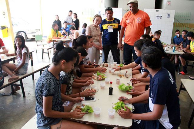 Tamiko almoça com atletas e comissão técnica. Foto: Divulgação/Prefeitura