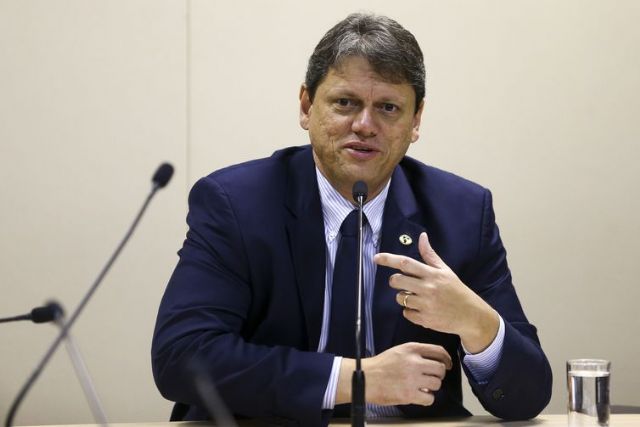O ministro da Infraestrutura, Tarcísio Gomes de Freitas, quer negociar valor do frete mínimo com caminhoneiros - Arquivo/Agência Brasil