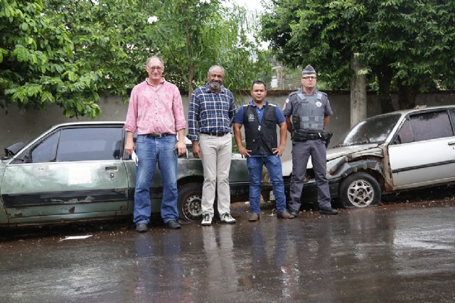 Após notificado, proprietário tem 5 dias para regularizar situação de carros abandonados nas ruas do município de acordo com Lei 3.626 de 2019