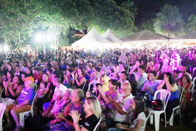 Evento reúne talentos da música sertaneja na Praça Antônio Joaquim de Moura Andrade (Rei do Gado)
