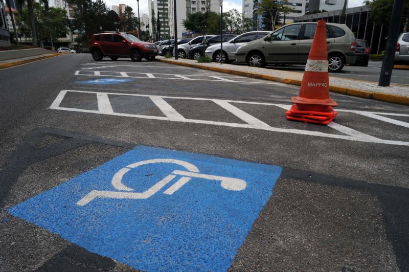 Em dois meses foram flagrados 43 motoristas que estacionaram seus carros irregularmente. Foto: Everson Bressan/SMCS