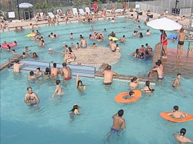 Moradores de Rio Preto procuraram piscinas para se refrescarem neste calor (Foto: Reprodução/ TV TEM)