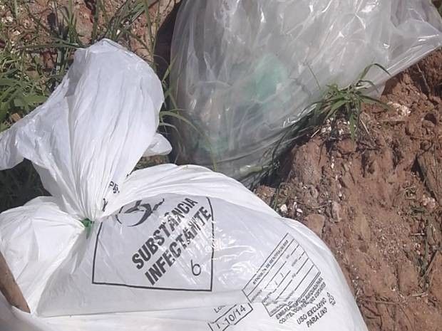 Lixo hospitalar encontrado em terreno em Araçatuba (Foto: Reprodução/ TV TEM)