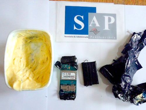 Pote de margarina, placa de telefone celular e bateria para o equipamento foram apreendidos. Foto: Divulgação 