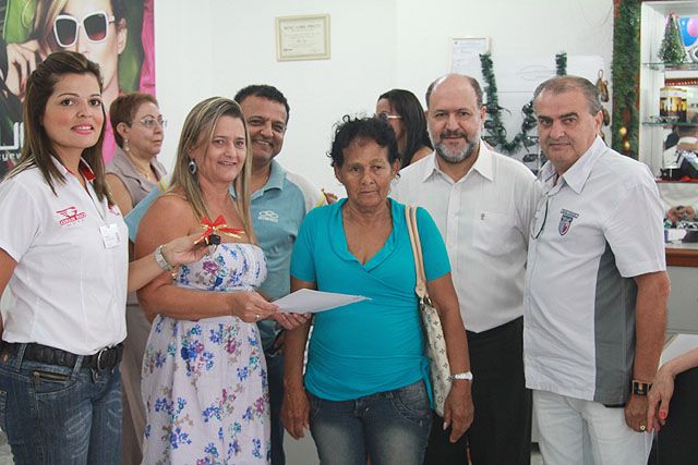 Maria recebe as chaves da sua moto. Foto: Fabiano Marinho / Andravirtual