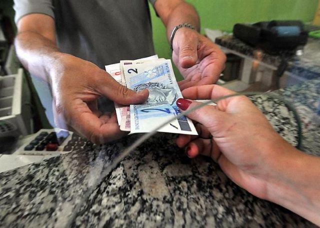 Dinheiro já poder recebido por trabalhadores na rede bancária;(Arquivo/Marcello Casal Jr./Agência Brasil)