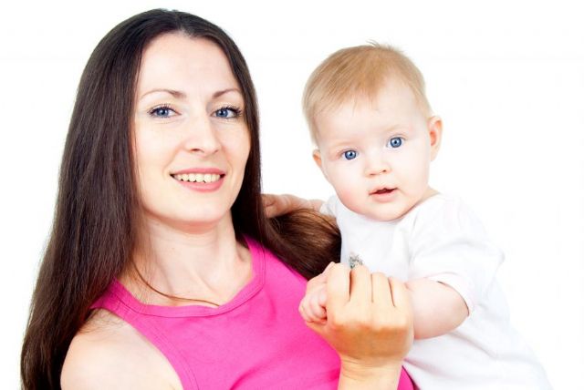 Carregar o bebê na altura do peito e de frente o deixa mais emocionalmente seguro / Shutterstock