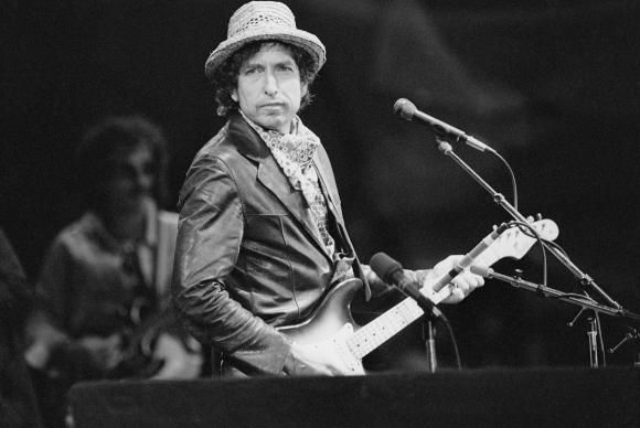 Imagem de arquivo de 1984 mostra o cantor e compositor norte-americano Bob Dylan se apresentando no estádio St. Jakob-Park, em Basel, na SuíçaArquivo de Keyston/Agência Lusa/direitos reservados