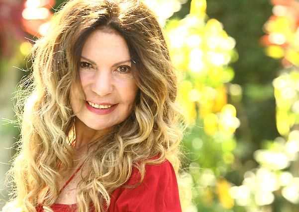 Elba Ramalho dá R$ 20 de esmola a mendigo e leva bronca de policial - Foto: divulgação