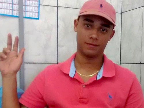 Domingues chegou em uma moto e tentou ferir policial militar com uma faca; rapaz tinha 20 anos. Foto: Divulgação/Facebook