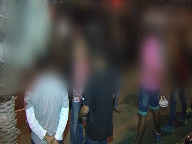 Menores foram flagrados consumindo álcool em Araçatuba (Foto: Reprodução/ TV TEM)
