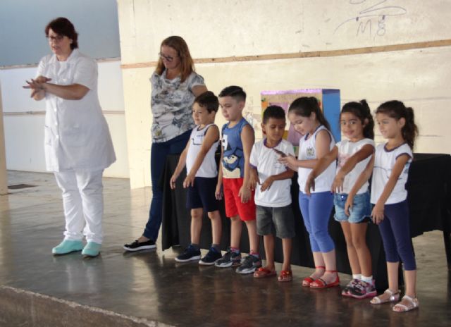 Em momento lúdico crianças do Humbero Passarelli aprendem a importância da alimentação saudável