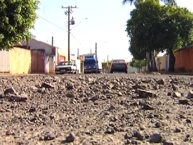 Pedras em asfalto esfarelando em rua de Araçatuba (Foto: Reprodução / TV Tem)