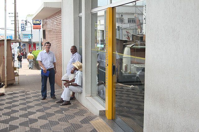 Clientes conversam em frente a agência em Andradina. Foto: Fabiano Marinho / Andravirtual