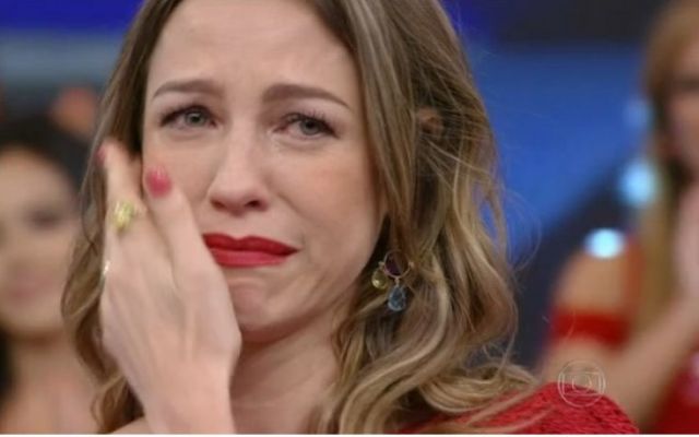 Luana Piovani se emociona durante participação no quadro Arquivo Confidencial, do 