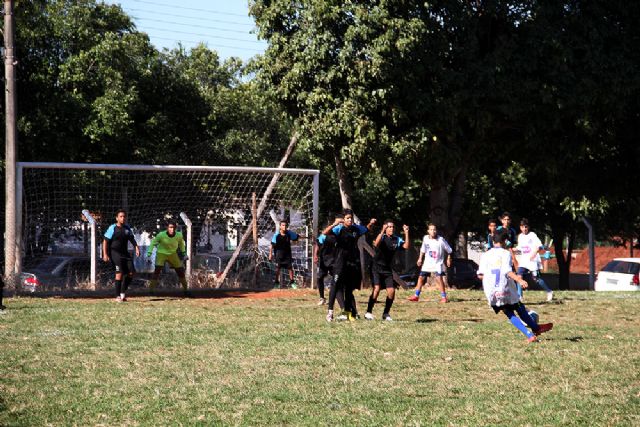 ATC (branco) e Secretaria (preto) no sub-13 fizeram semifinal mais equilibrada com a decisão nos pênaltis. ATC levou a melhor e avança para a final. Foto: Divulgação/Prefeitura