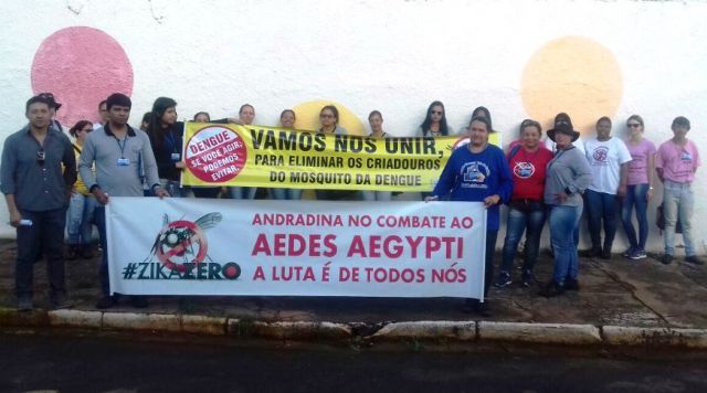 Coordenador de Endemias orienta população juntamente com agentes na Semana Estadual de Mobilização Social contra o Aedes aegypti. Foto: Divulgação/Prefeitura